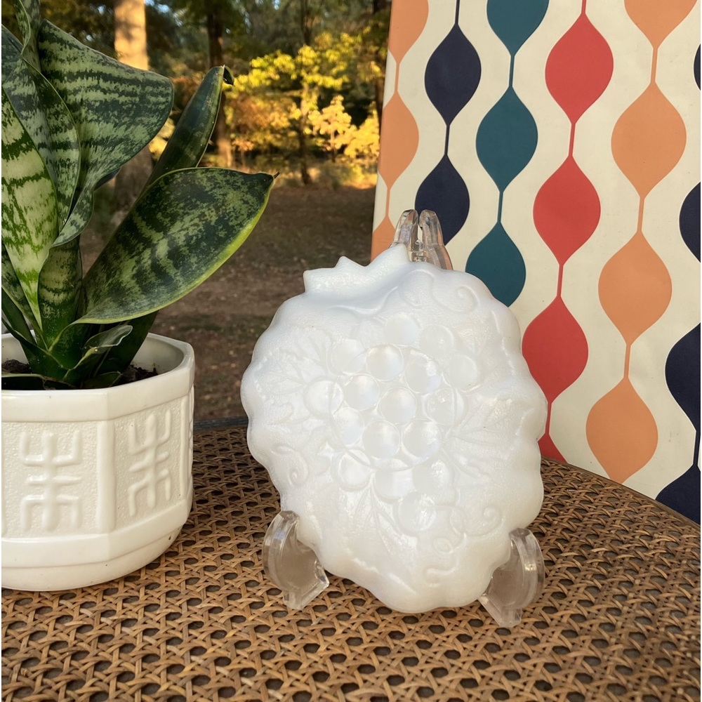 Hazel Atlas Milk Glass Grape Cluster Trinket/Soap Dish - Picture 2 of 10